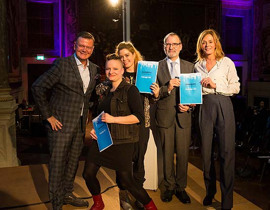 KUNSTPREIS zwei:eins an Kitti & Joy vergeben für "It's all about legend" - ein Boulevard-Lifestylemagazin für angehende Künstler ©Foto: Michael McKee
